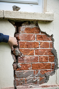 cracked exterior foundation