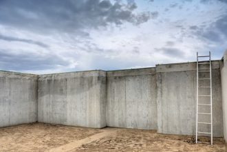 Concrete retaining wall